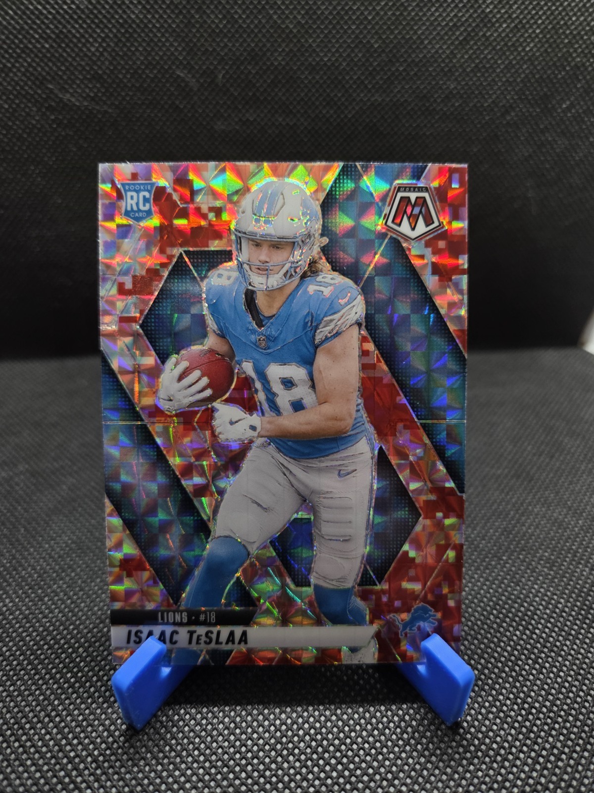 2025 Panini Mosaic Isaac Teslaa #319 RC Rookie Red Camo Prizm Detroit Lions (A)