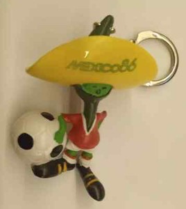 Mascotte de la Coupe du monde 1986 Pique avec sa Jeep vintag