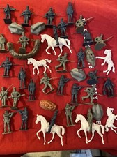 Lot Of Over 30 Pieces Army Green Miniature Plastic Soldiers . A57