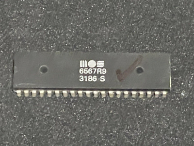 Rare MOS 6567 R9 VICII chip for Commodore 64 | Tested & Working