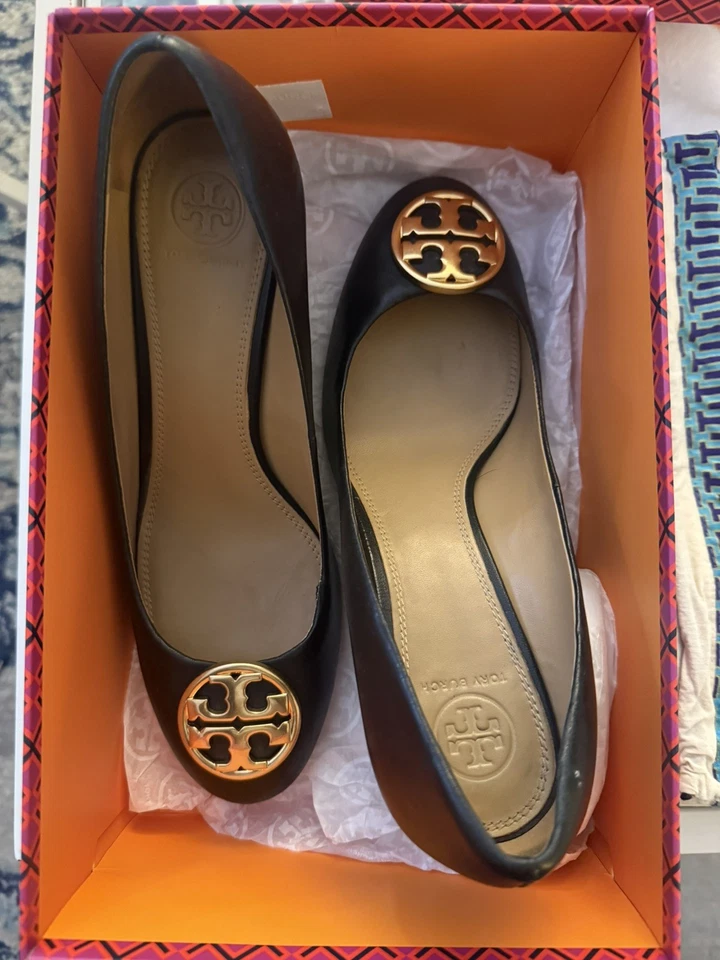 Zapatos de salón Chelsea de cuña de cuero negro Tory Burch con logotipo de medallón dorado talla 9 Foto 2 de 4