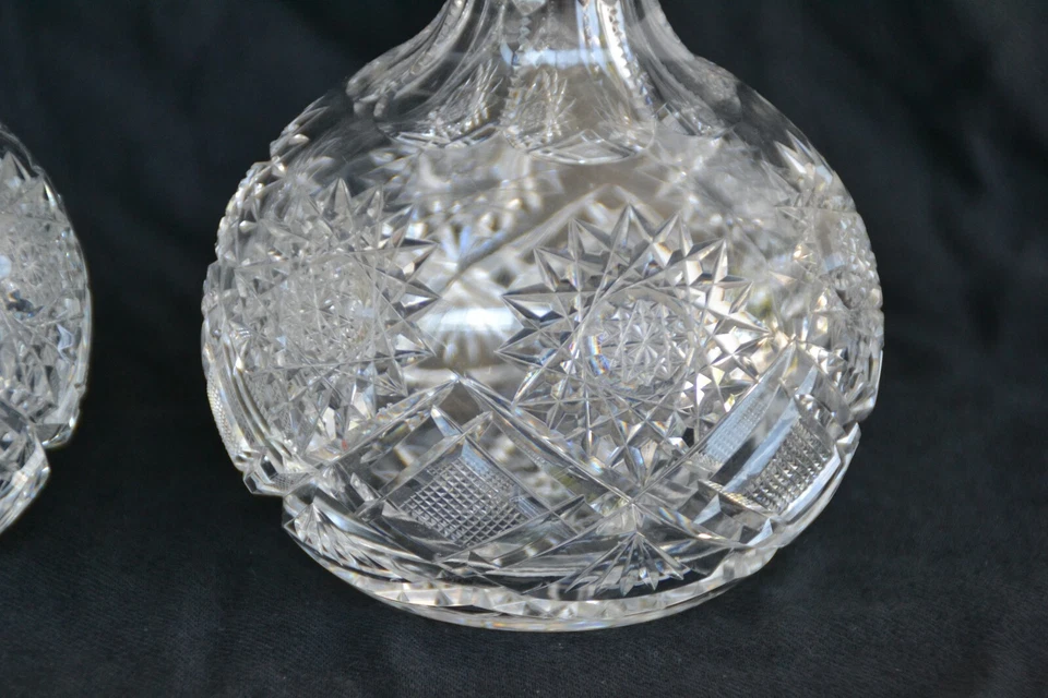 COPPIA DI VECCHIE BOTTIGLIE IN CRISTALLO MOLATO CON TAPPO IN ARGENTO - Immagine 2 di 4