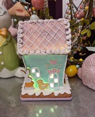 Tk Maxx Ostern Frühling großes Lebkuchen Eis beleuchtet Pastellhaus. Kaninchen Küken