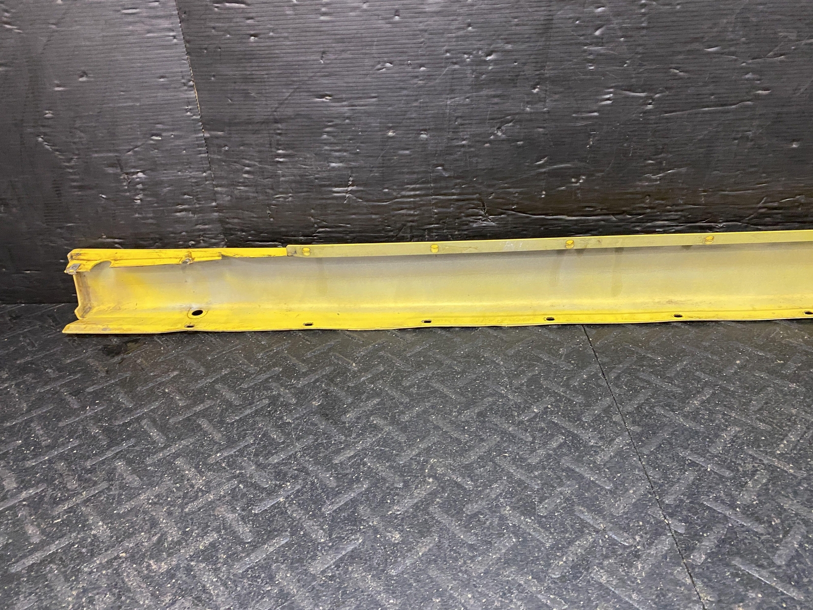 02-06 MASERATI SPYDER DRIVER LEFT ROCKER PANEL TRIM SIDE SKIRT MOULDING YELLOW