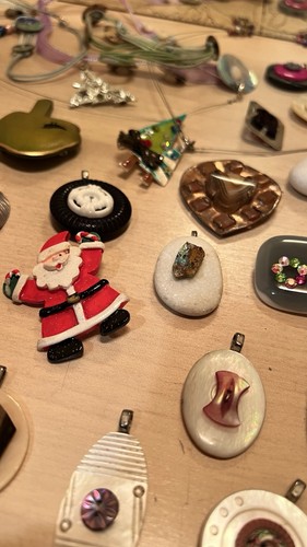 Vintage Jewellery Job Lot Bundle Watches Brooches Pendants Necklaces Mixed Lot - Picture 6 of 20