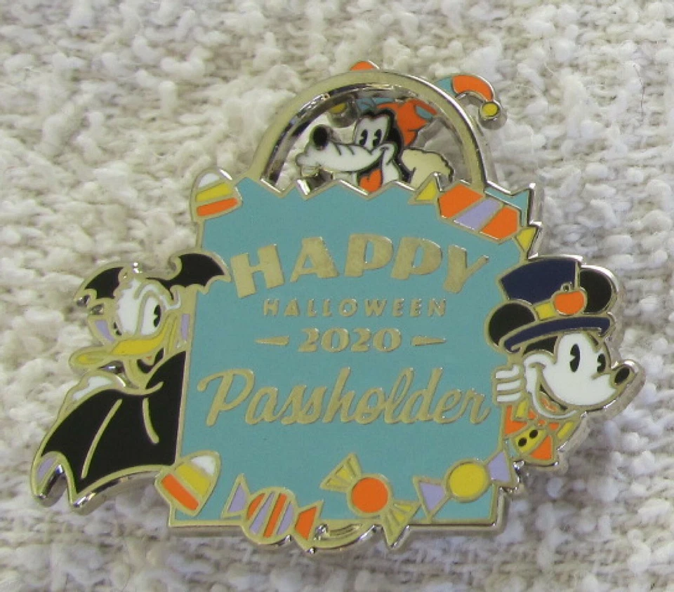迪士尼徽章万圣节快乐通行证 LE 5000 米奇·唐纳德·高飞 - 2020 年全新 — 第 3/4 张图片