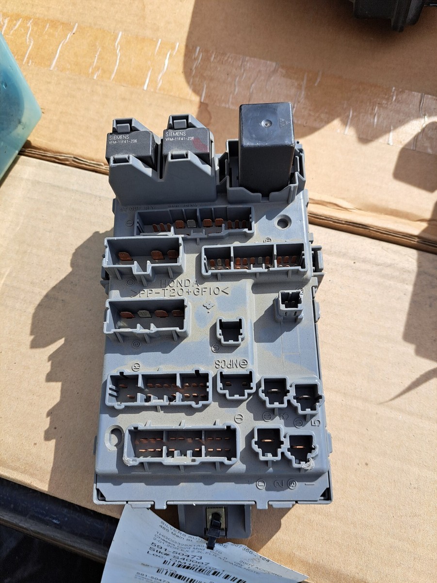 38800-S84-A240M1 Cabin Fuse Relay Box A/T V6 3.0L 2 Door 2002