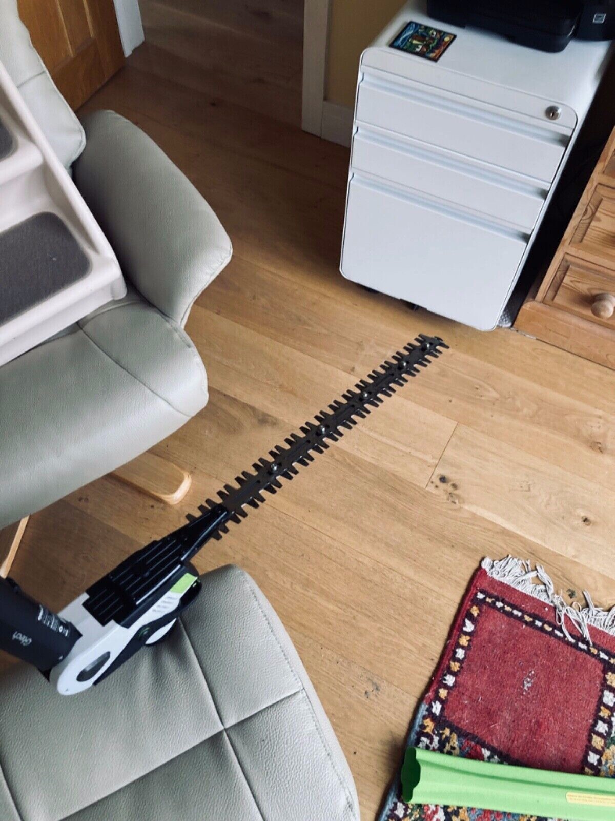 GTECH HT50 CORDLESS LONG REACH HEDGE TRIMMER HARDLY USED BLADE LENGTH 53CMS eBay