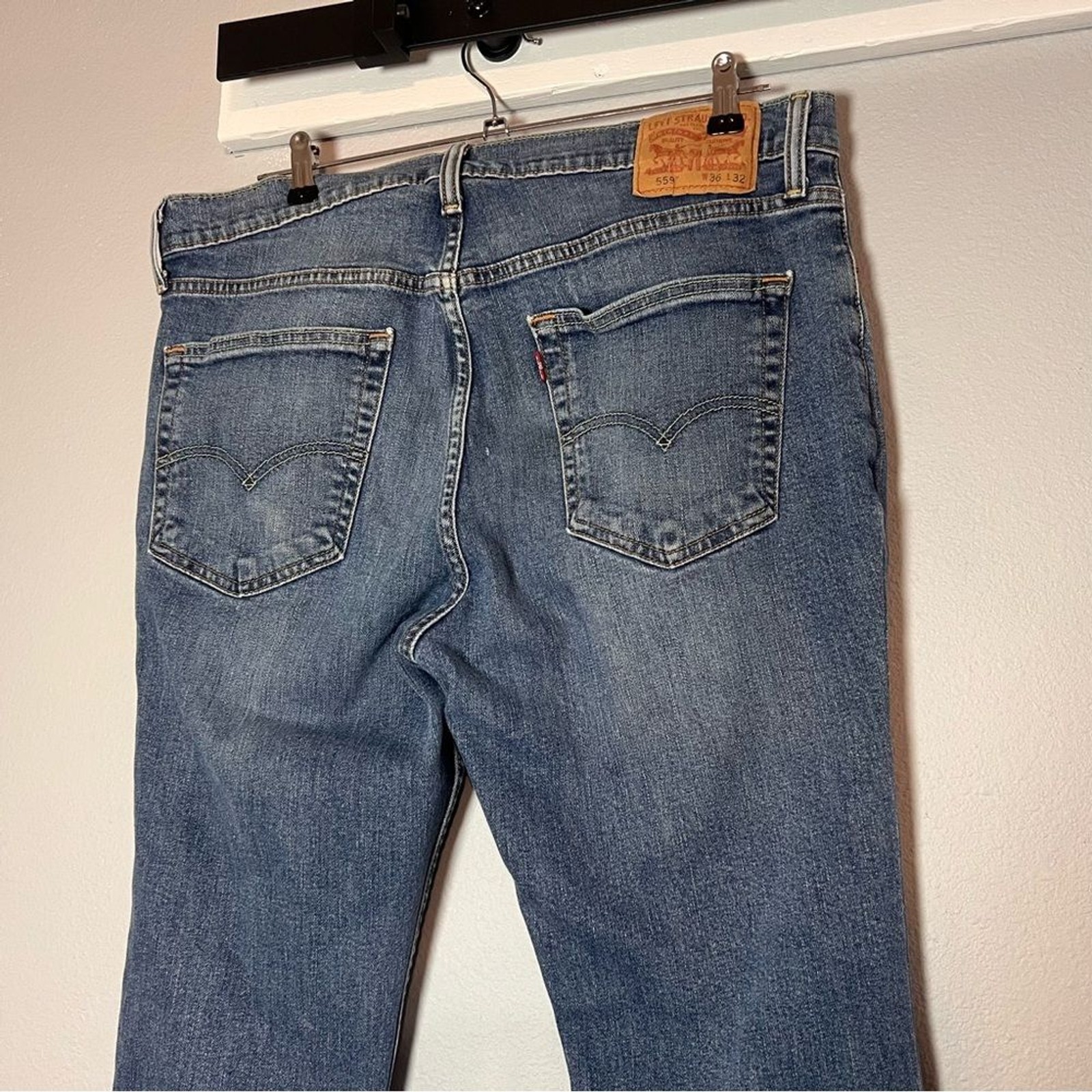 Levi's 559 Men's Relaxed Straight Fit Jeans Size 36x32 Medium Wash Whiskering thumbnail 6