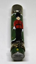 LIMOGES BOX - TRADITIONAL ENGLISH CHRISTMAS CRACKER WITH BUCKINGHAM PALACE GUARD