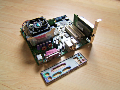 Fujitsu D1450-A12 GS1 mit CPU Celeron SL68C, Kühler, RAM, Modem