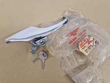 JAGUAR Mk2, S-TYPE, DAIMLER V8 JAGUAR NOS RH FRONT DOOR HANDLE & KEYS (BD25221)