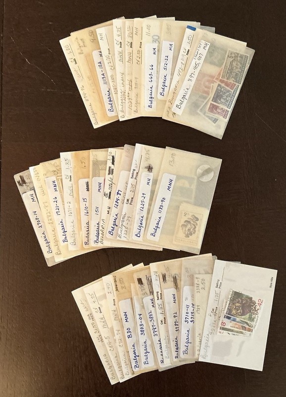 BULGARIA LOT OF 33 GLASSINES WITH ASSORTED SETS AND SOUVENIR SHEETS 