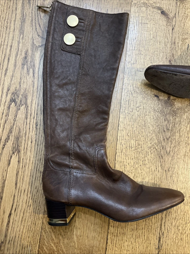 Botas altas Tory Burch de cuero marrón con detalles dorados, para mujer talla 7,5 M Foto 2 de 4