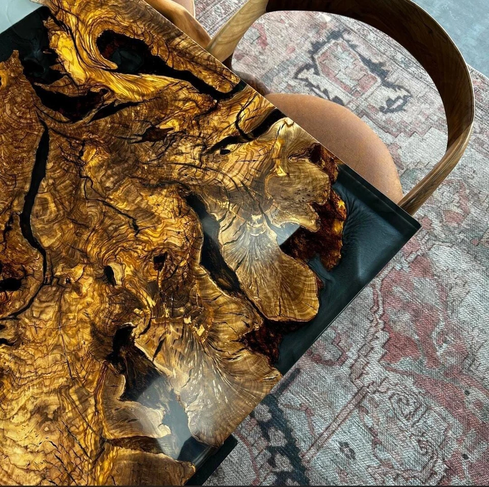 Mesa de comedor única de resina de madera de olivo - Mesa de borde vivo epoxi personalizada para el hogar Foto 3 de 4