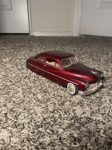 MotorMax 1949 Mercury Coupe Red Model Car Diecast 1:24 Scale