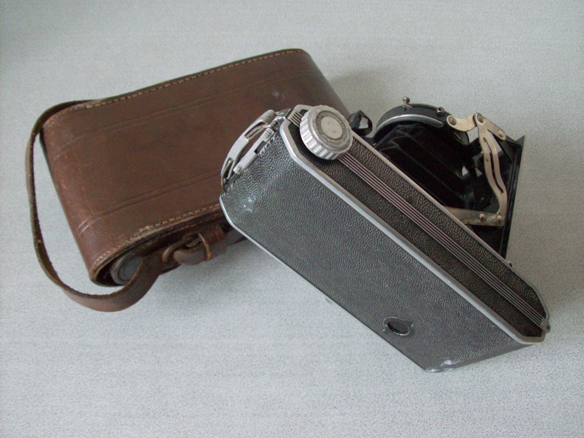 Appareil photo argentique ancien avec soufflet - Collection