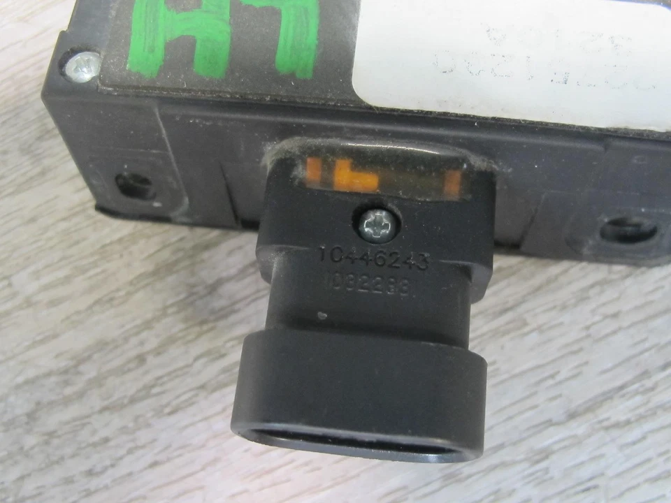 Cadillac XLR 2004-2009 botón interruptor de liberación del lado del conductor delantero izquierdo Foto 3 de 4