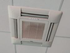 Vendesi 2 condizionatori climatizzatori Haier12000 btu a cassetta 4 vie inverter