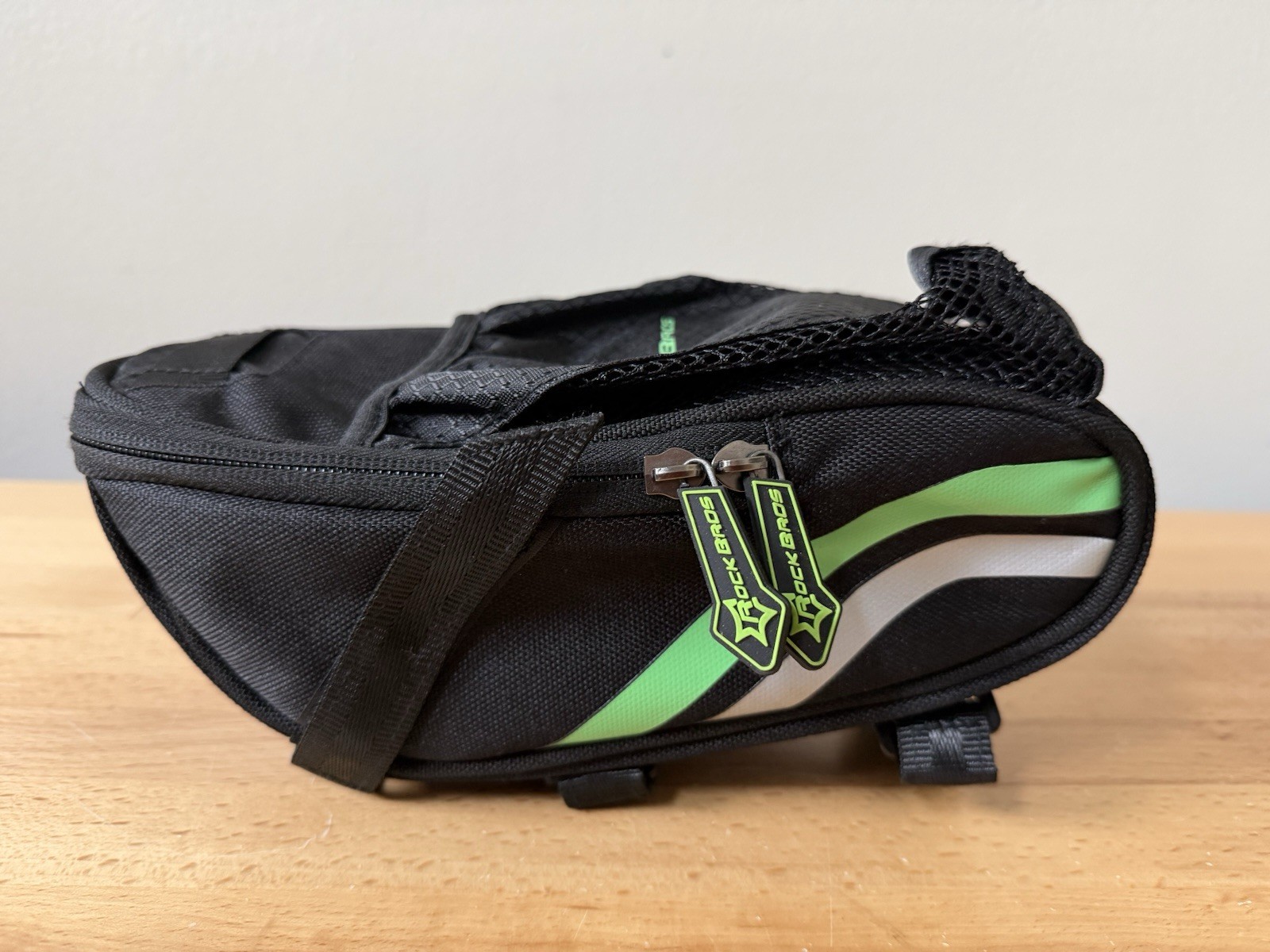 (New without tags) Rockbros Black Bike Top Tube Handlebar Bag Slim 1.5L Water Resistant TPU 9" X4" (22.00 USD)