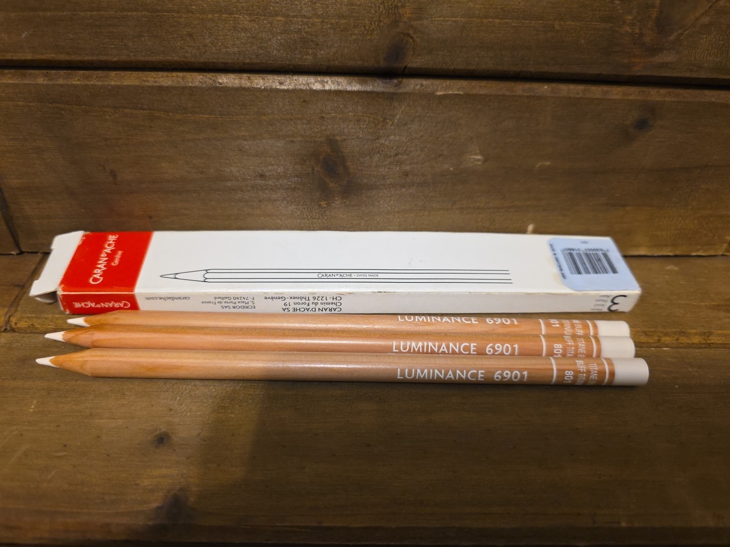 Caran d&rsquo;Ache Geneve Luminance 6901  Buff Titan. Wood Penci
