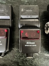  2 Nikon Speedlight SB-600 Shoe Mount Flash, 285HV, Flash Bracket, Reflectors