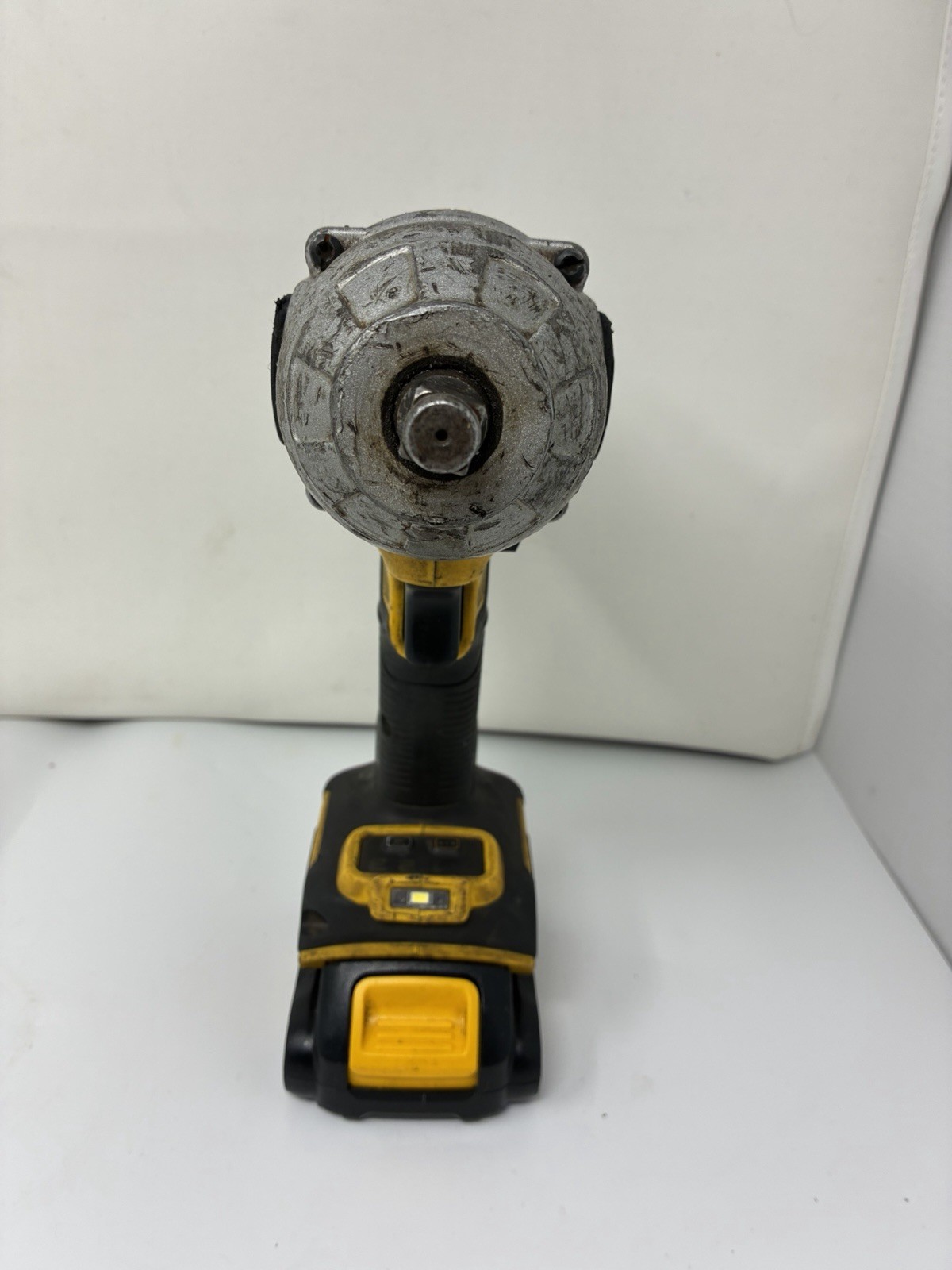 DeWALT DCF900 20V XR Brushless 1/2" 3 Speed Impact W/6Ah Battery 5