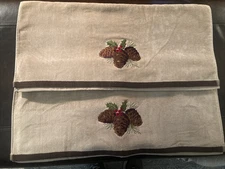 Bed, Bath & Beyond Set of 2 Christmas Holiday Bath Towels Pine Cone & Holly NEW