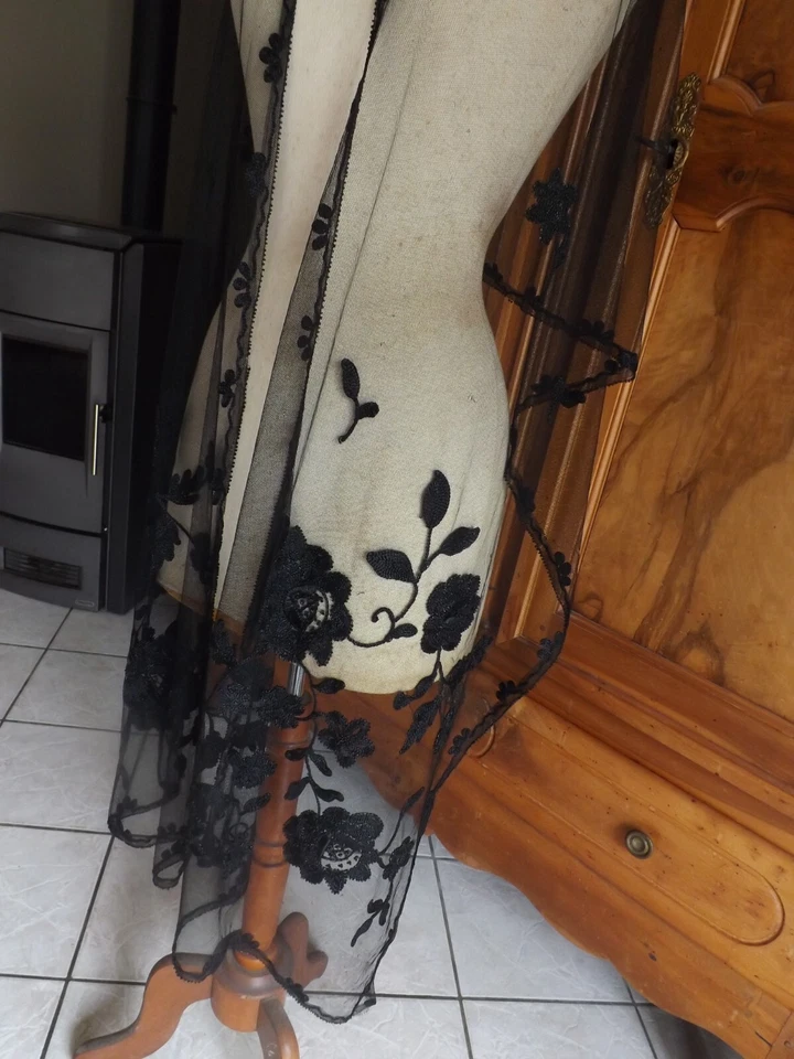 longue mantille, tulle fin noir, brodé, perles, ancienne - Photo 3/4