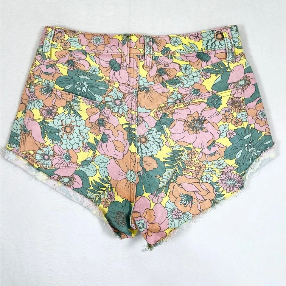 Pantalones Cortos WILD FABLE Tiro Alto Corte Descarado Retro Hippie Patrón Floral Talla 0 Foto 2 de 4