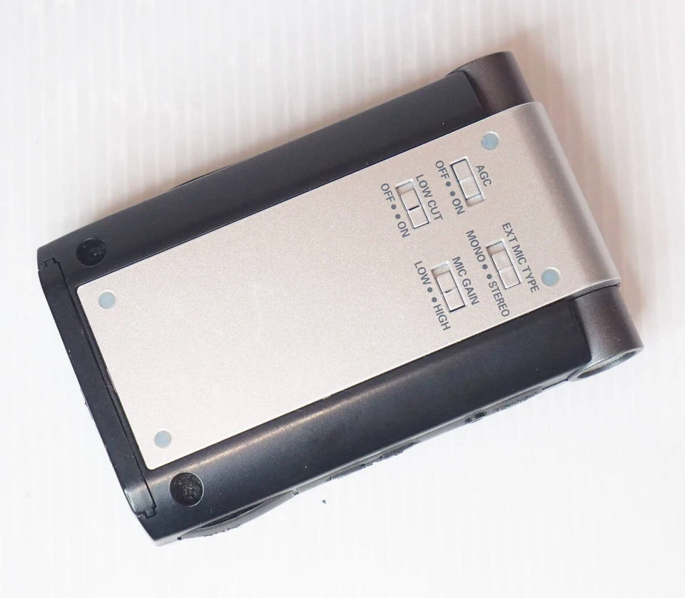 ROLAND Edirol R-09 24 bit Wave MP3 Recorder Digital Audio - Image 2 of 4