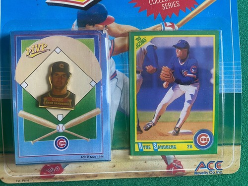 1990 Score Ryne Sandberg- MVP Collector Pin & Card Ace Novelty New in Box -Cubs - Picture 2 of 2
