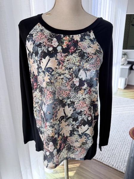 Stella  Black Market Floral Raglan Long Sleeve Round Neck T-Shirt Size S