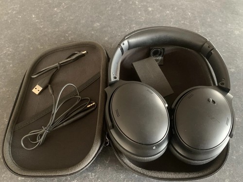 Bose QuietComfort Black Over-Ear Headphones Noise-Cancelling