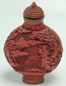 ANTIQUE CHINESE RED CINNABAR SNUFF BOTTLE ~ QIANLONG MARK