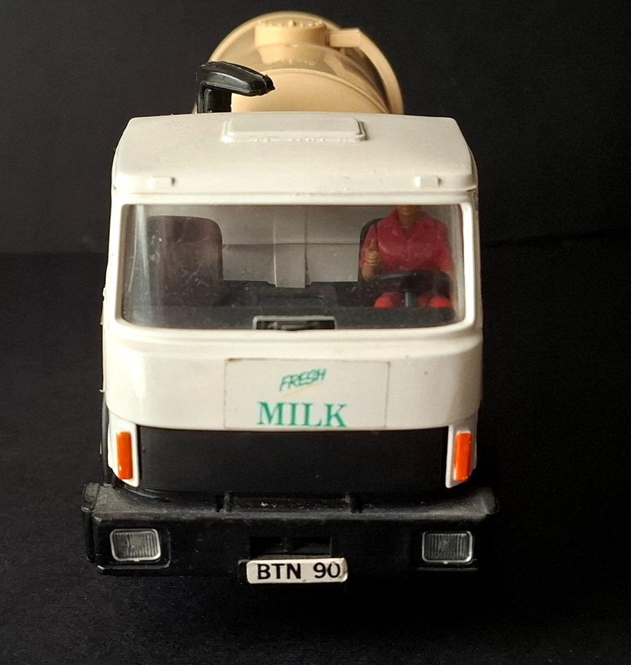 Britains 9605 1:32 Camion trasporto latte - Immagine 2 di 4