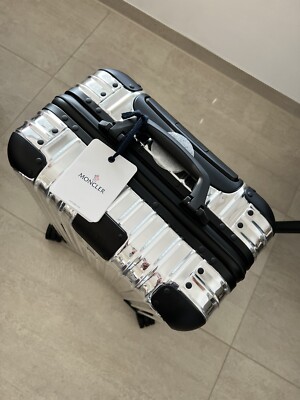MONCLER RIMOWA 巾着 ポーチ ナイロン コラボ 黒　ブラック MONCLER RIMOWA 巾着 ポーチ ナイロン コラボ 黒 ブラック