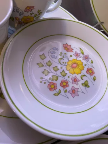 Meadow by Corelle (varied pieces) 1977-85 Patern coordinates with Meadow Bakewar