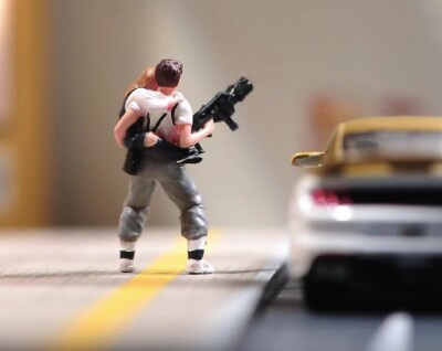 1:64 Painted Figure Model Miniature Resin Diorama Sand Shooter Man With Kid