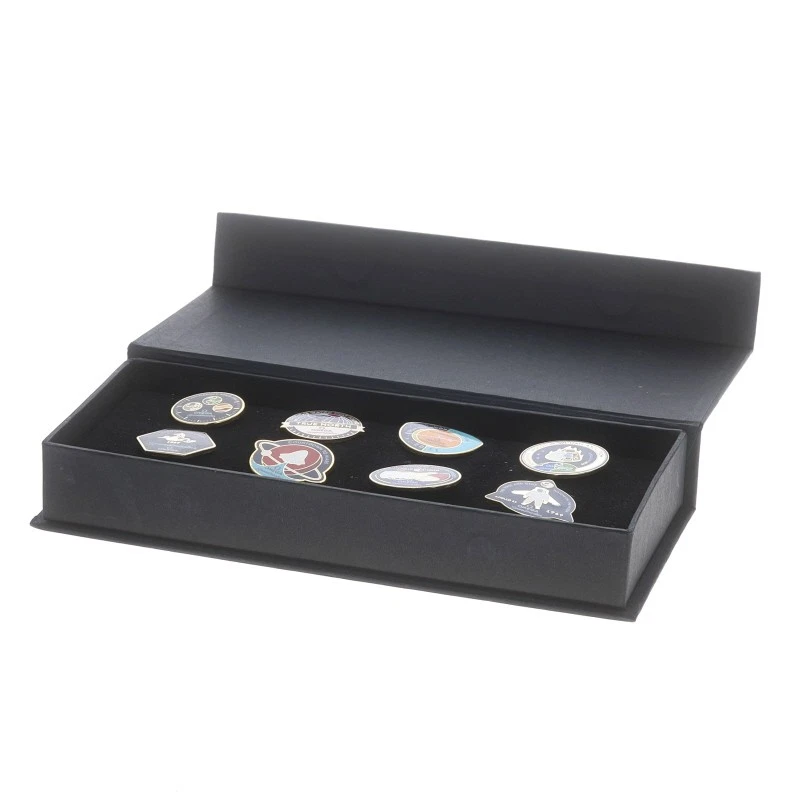 Набор из 8 булавок на лацканы Omega 50th Anniversary Ltd Edition Speedmaster золотистый тон - Изображение 4 из 4