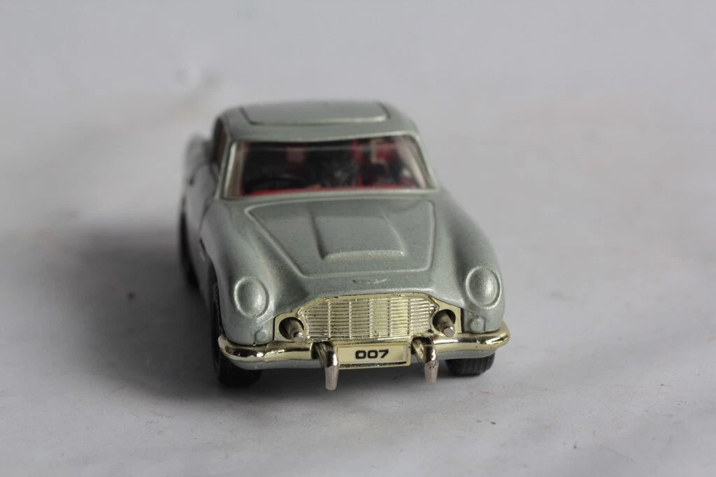 Miniature aston cheap martin james bond