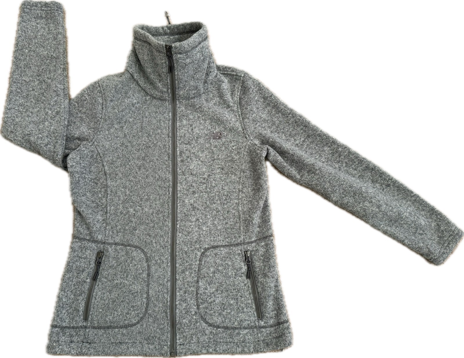 ЖЕНСКАЯ СЕРАЯ ФЛИСОВАЯ КУРТКА-СВИТЕР NEW BALANCE С КРУГЛЫМ ВЫРЕЗОМ ГОРЛОВИНЫ, NBWJ8409-HG