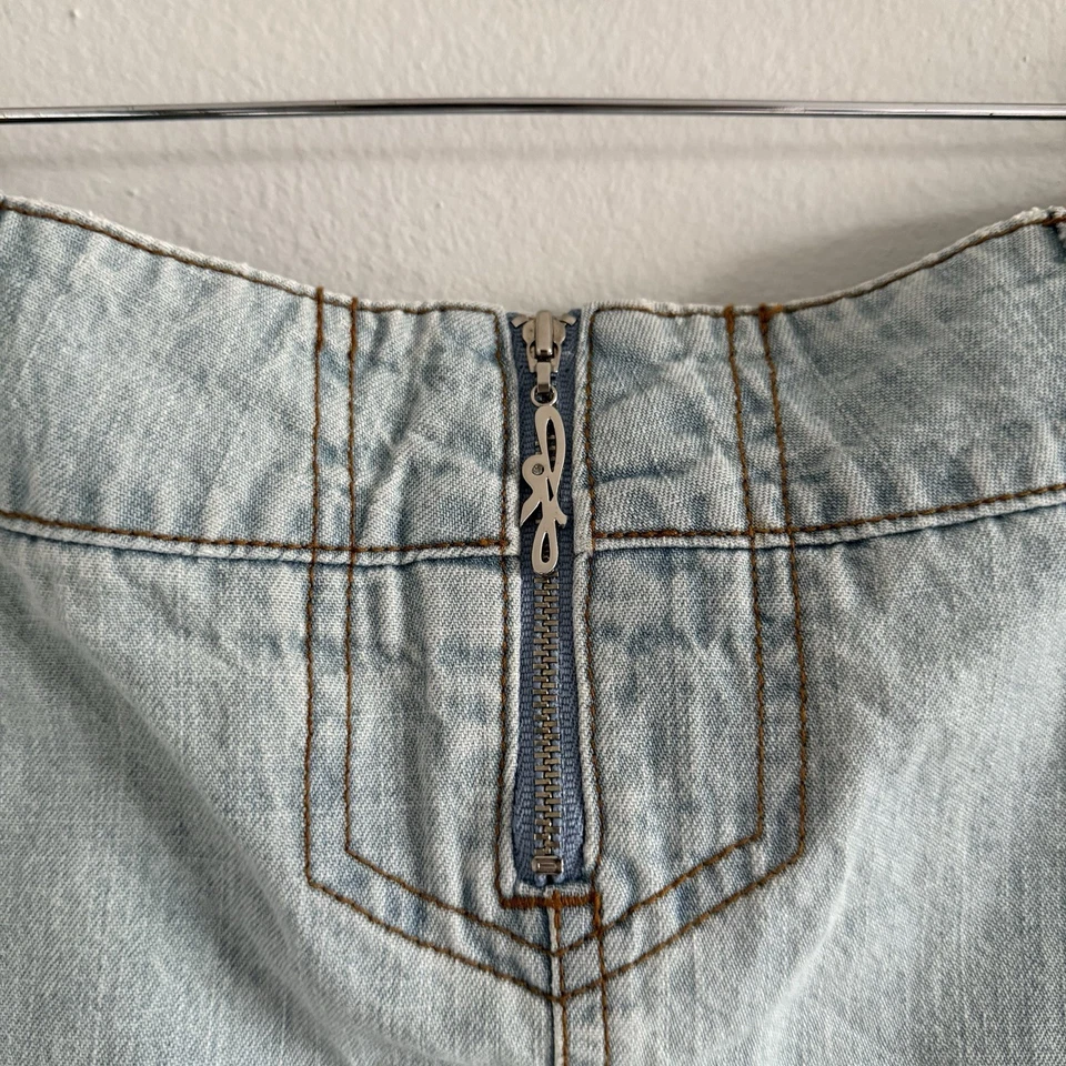 Mini-saia jeans vintage Y2K 2000s JLO Jennifer Lopez desgastada tamanho 9 32" cintura - Imagem 3 de 4