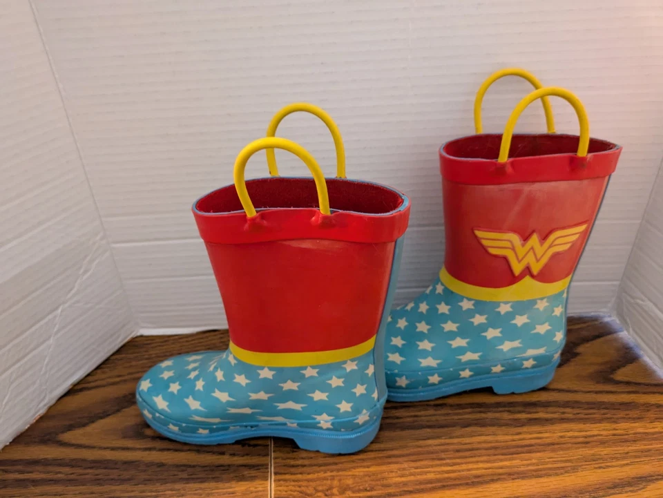Botas de goma para niños Wonder Woman usadas talla 10. Foto 2 de 4