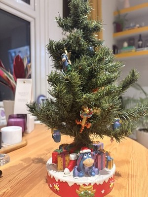 Disney Winnie Puuh Weihnachtsbaum Resin Sockel mit Figuren & Deko
