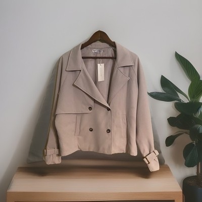 LUV AMIA Casual Cropped Trench Coat Jacket   NWT Large/ Short Waisted/ Beige