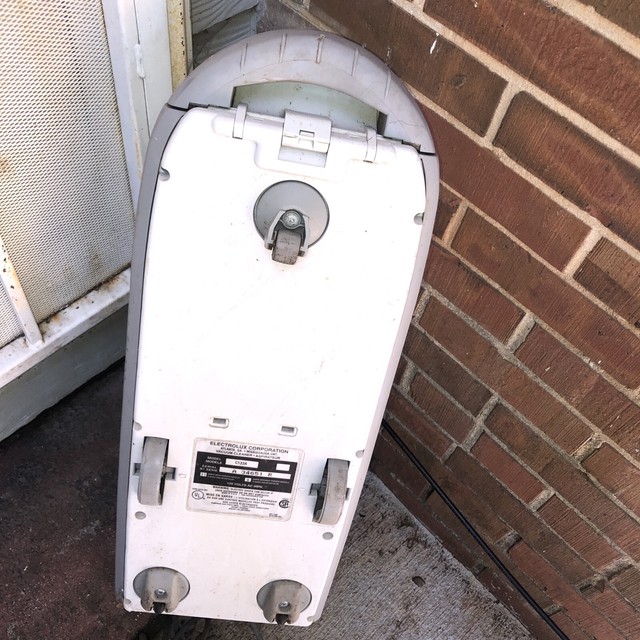 Electrolux Epic 8000 Canister Vacuum Cleaner W/attachments Model C133A