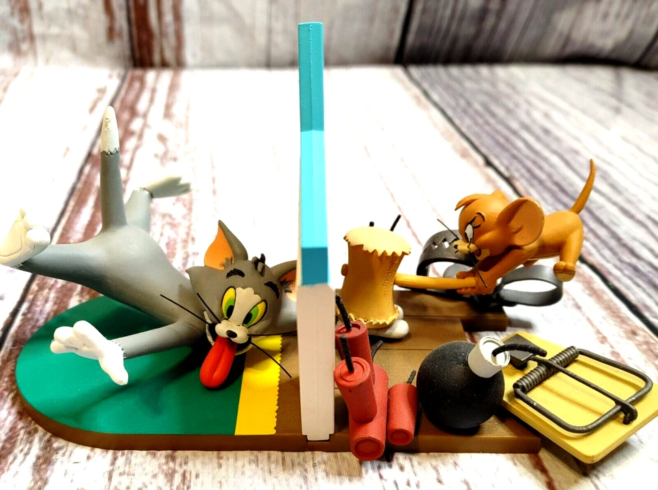 Figuras de acción Hanna-Barbera Fred Picapiedra en un helicóptero y Tom & Jerry 2006. Foto 3 de 4