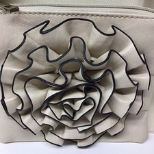 MELLOW WORLD FLOWER ROSETTE BEIGE W/ DARK BROWN EDGES CROSSBODY PURSE