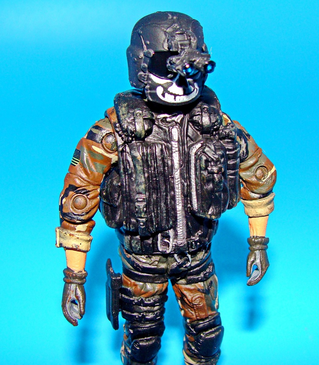 1:18 BBI Elite Force U.S Army Night Stalker Helicopter Pilot w
